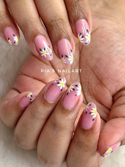 Fresh daisy art on natural nails. A simple, clean, and cute design that's perfect for spring and summer.