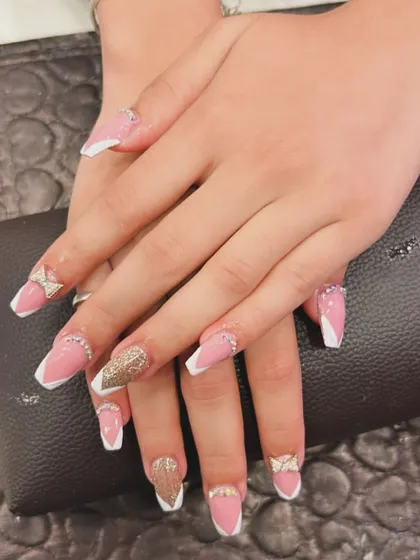 A playful and chic design combining pink nails with a white French tip, gold glitter accents, and 3D rhinestone bows. This set is perfect for adding a touch of fun to a classic look.