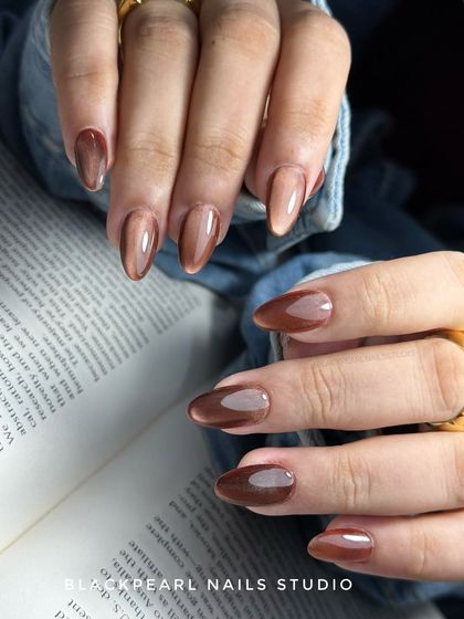 This set showcases the brown silk cat eye effect, a trending style known for its rich, reflective, and stylish finish. The silky smooth shimmer complements all skin tones and offers a look of understated elegance.