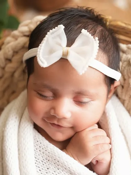 This is what I mean by fleeting moments. A tiny, sleepy smile that lasts only a second but melts your heart for a lifetime. My focus is on preserving these precious, delicate details before they fade.