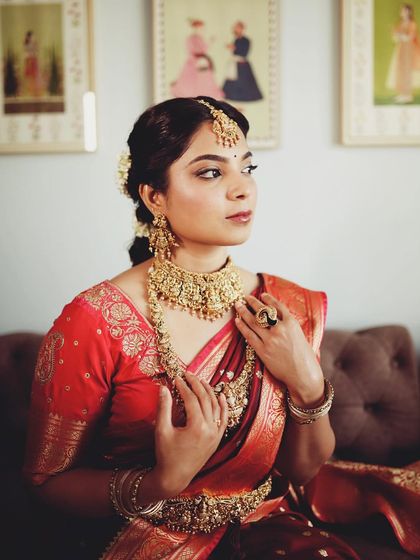 Another perspective of the traditional temple jewellery, showing the detail on the choker, long necklace, and jhumkas.
