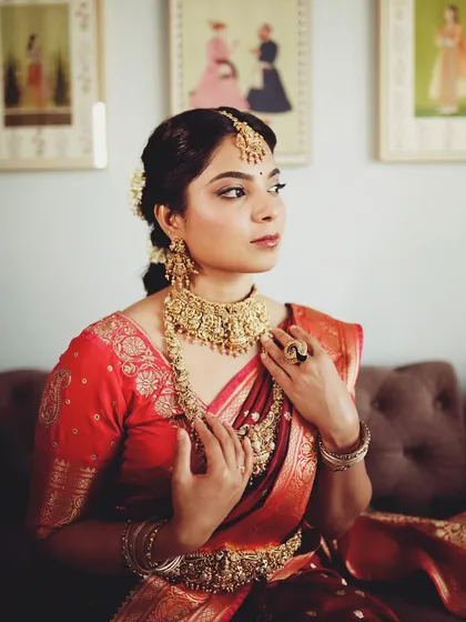 Another perspective of the traditional temple jewellery, showing the detail on the choker, long necklace, and jhumkas.
