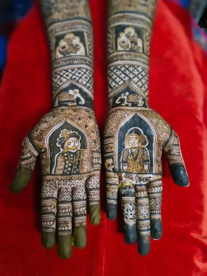 Classic bride and groom portraits are a timeless choice for bridal mehendi. Here, the couple is depicted in traditional wedding attire, framed within ornate jharokha windows.