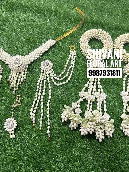 A minimal and classy all-white bridal set. This design includes a delicate Tagar bud choker, unique earrings, and minimal kalire for a modern bride.