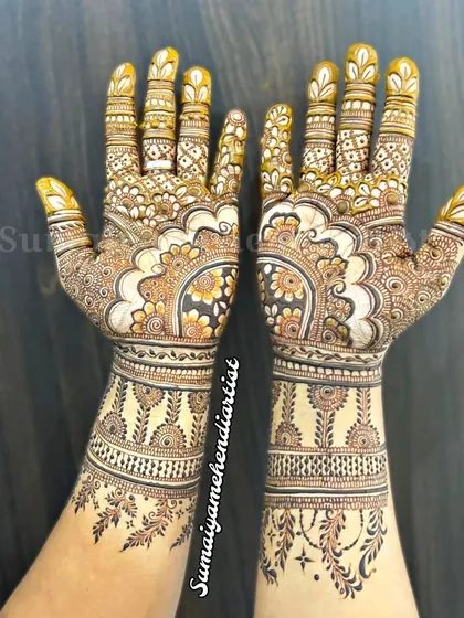 This design features beautiful negative space with scalloped edges, giving it a very royal feel. The details extend up the arm for a complete look.