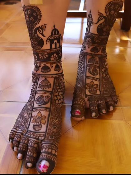 This bridal leg design is full of traditional symbols, including peacocks, kalash pots, and temple architecture.