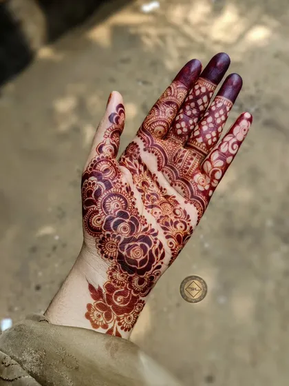 Another look at this gorgeous, mature henna stain. The contrast between the dark lines and the skin makes every detail of the floral and paisley pattern visible.
