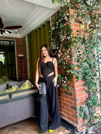 The full look again, because an outfit this good deserves more than one photo.