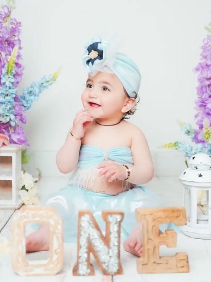 A thoughtful moment captured during a first birthday session. We take a variety of shots to create a complete story of their special day.