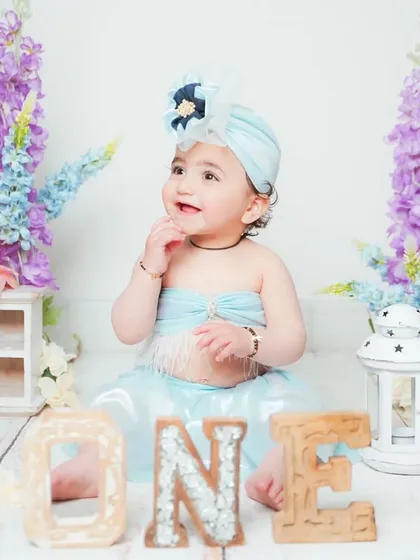 A thoughtful moment captured during a first birthday session. We take a variety of shots to create a complete story of their special day.