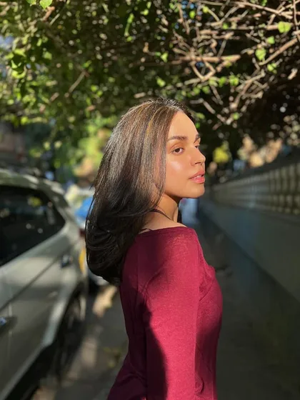 Achieving glossy and healthy hair goals with subtle, two-tone brown highlights. The way the sunlight catches the color here is just beautiful.