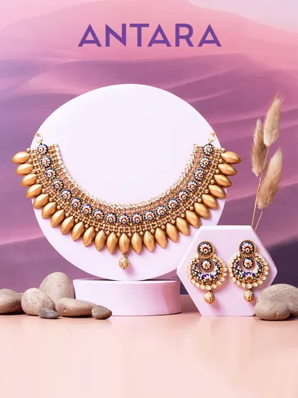 My exquisite Hira Para Kundan set is a story told in every fine detail. With a touch of matte gold finishing, it turns into a statement piece for every occasion.