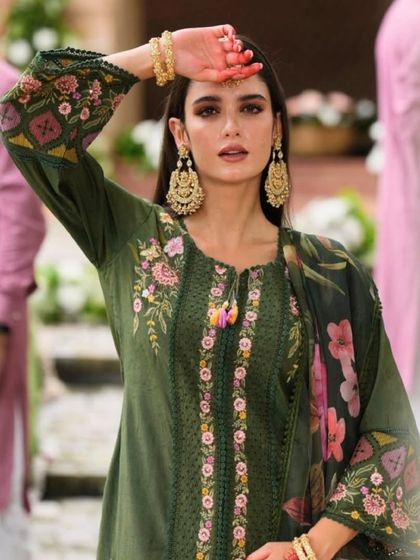 This model showcases our oversized chandbali earrings, which can be rented as a standalone statement piece to complement your outfit.