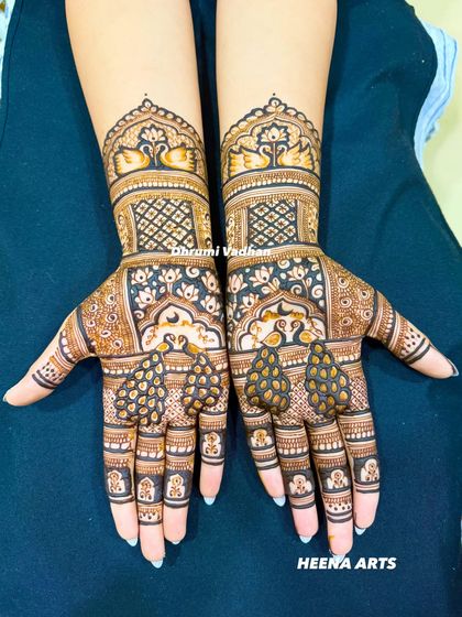 This design features bold, heart-shaped peacock motifs on the palm, surrounded by intricate patterns for a striking look.