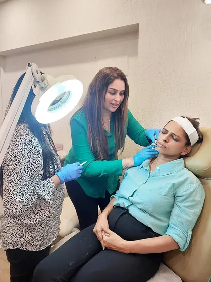 Sharing knowledge is a passion of mine. Here, I am conducting a hands-on training session for other medical professionals on advanced injectable techniques. It is crucial that practitioners master the anatomy and proper methods to ensure safe and effective anti-aging treatments like fillers and Botox.