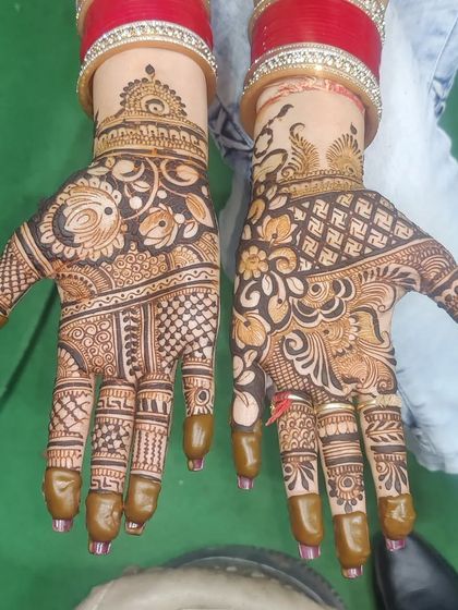 A simple yet beautiful design for the palms, perfect for a guest or a pre-wedding function.