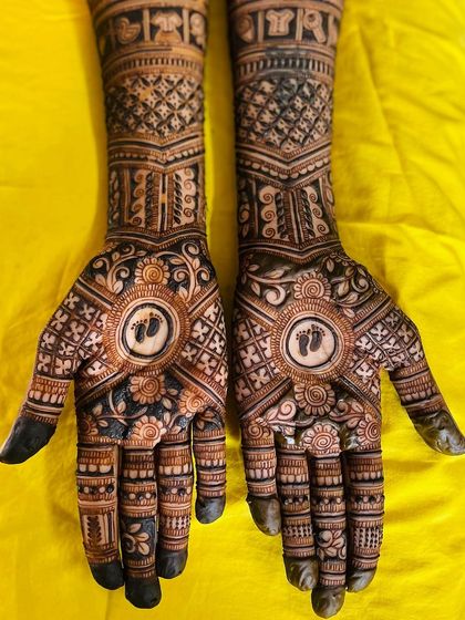 Tiny feet, big dreams! This baby shower mehendi has the baby feet motif surrounded by floral and geometric patterns, creating a full and festive look for the mom-to-be.