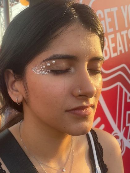 A mermaid-inspired look using silver glitter and self-adhesive pearls. This combination creates a dreamy, underwater vibe perfect for festivals.