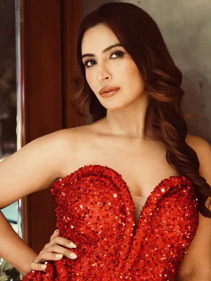 A classic Hollywood glam look for a red carpet event. These soft, side-swept waves create a timeless and sophisticated style that is perfect for any formal occasion.