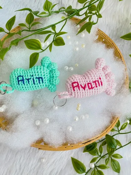 The pair of baby feet keychains, ready to be gifted.