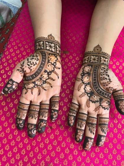 A sober and elegant design with a half-moon floral pattern. The dark, filled fingertips provide a traditional contrast.