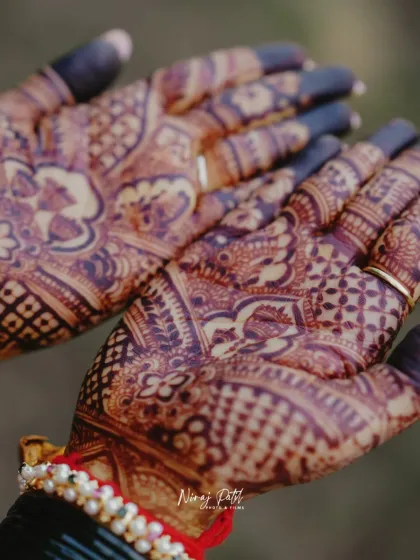 Another close-up of the beautiful henna stain, showing the fine lines and detailed patterns with perfect clarity.
