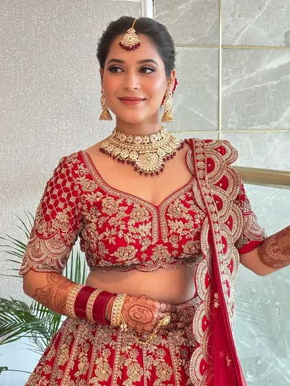 A beautiful portrait of my bride Chetna. Her look was all about classic elegance, with a flawless base, softly defined eyes, and a lip color that perfectly matched her red lehenga.