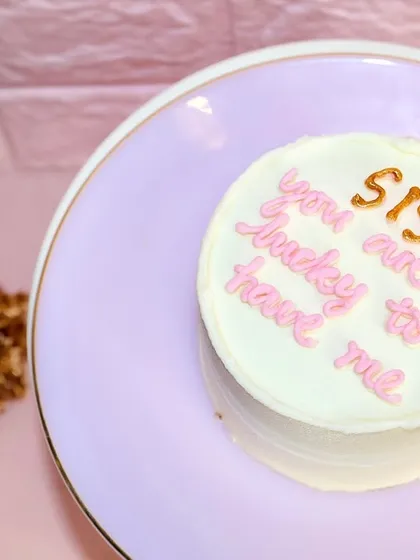 Another look at our sassy "Sis, you are so lucky to have me" bento cake, the perfect playful gift for Raksha Bandhan.