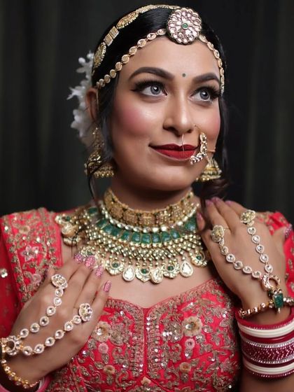 Another angle showcasing the beautiful hathphool and choker.