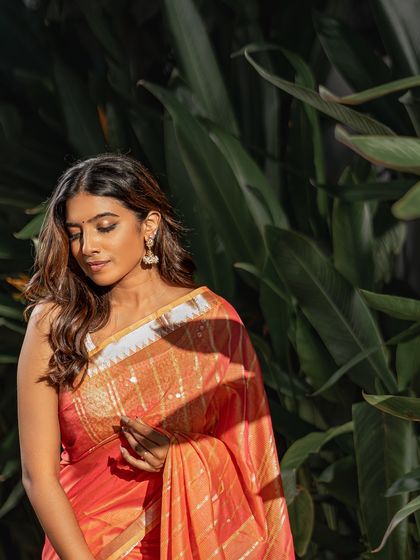 Skin-like makeup looks incredible in the sunlight. Here's Aarya glowing in her orange saree with a very natural makeup look.