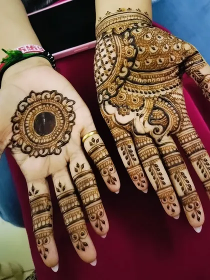 A great example of mixing styles. One hand has a classic mandala, while the other has a more detailed Indo-Arabic pattern.
