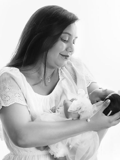 When you hold your world in your arms. These quiet, intimate portraits of a mother and her baby are some of my favorites to create.