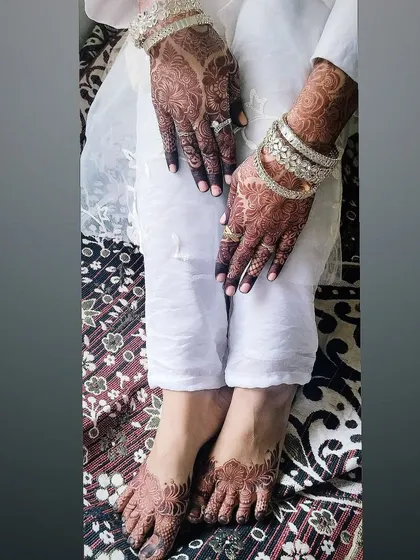A beautiful, mature stain on both hands and feet. The dark color on the fingertips is a classic bridal touch.