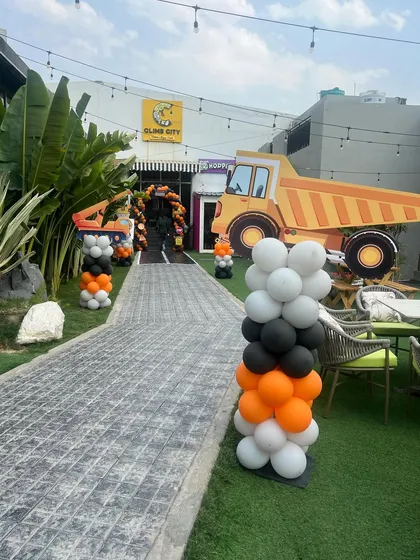 A wide view of the construction party setup, featuring a giant dumper truck prop that adds a huge wow factor for the kids.