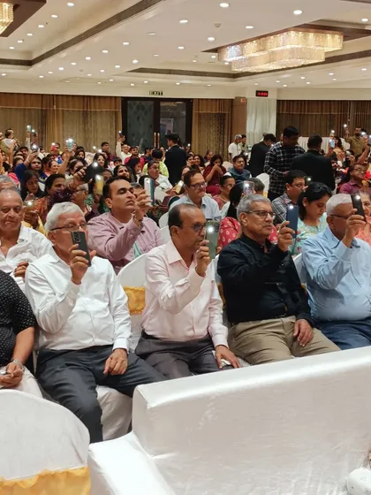 A beautiful moment where all the guests held up their phone flashlights to honor the birthday person. It's these small, coordinated moments that create a big impact.