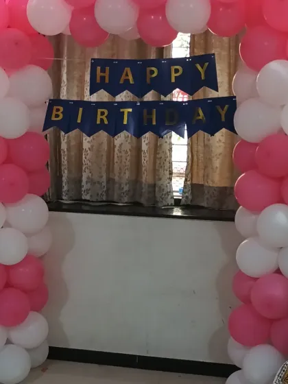 The texture and color combination of the balloon gate.