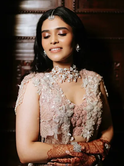 Blush tones, soft shimmer, and that perfect engagement day glow. For Rutvi, I kept the makeup radiant, romantic, and effortlessly her, letting her natural beauty be the focus.