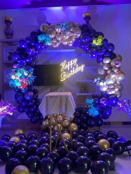 Another angle of the stunning blue and gold balloon ring under ambient lighting.