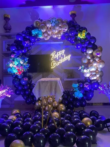 Another angle of the stunning blue and gold balloon ring under ambient lighting.