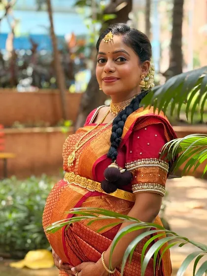 This mom-to-be wanted a traditional South Indian baby shower look that was radiant and filter-free. I focused on creating a dewy base that looked like real skin, complementing her beautiful Kanjeevaram saree and temple jewelry.