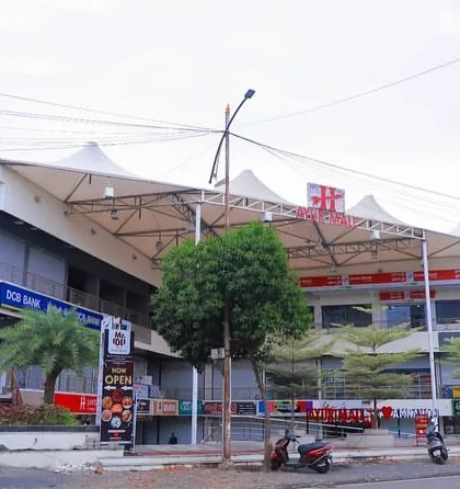 Another perspective of the Ayur Mall, showing how the structure commands its corner plot. The design solution of splitting the building into two created dual frontages, solving the challenge of a single-frontage triangular site.