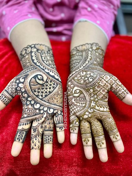 A classic peacock design on the palm, with beautiful shading and intricate details.