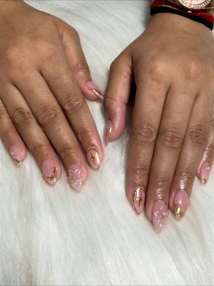 The full set of FiDi floral nails, showing the combination of 3D flowers and gold line art.