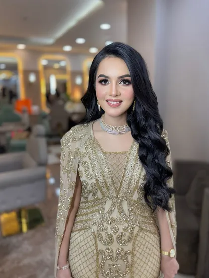 A beautiful engagement look by my artist Sunaina. The makeup is soft and radiant, with classic Hollywood waves for the hair.