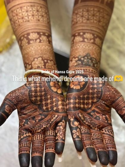 This is what mehendi dreams are made of. The deep, dark stain on this intricate design is pure perfection, highlighting the beauty of the floral and jaali patterns.