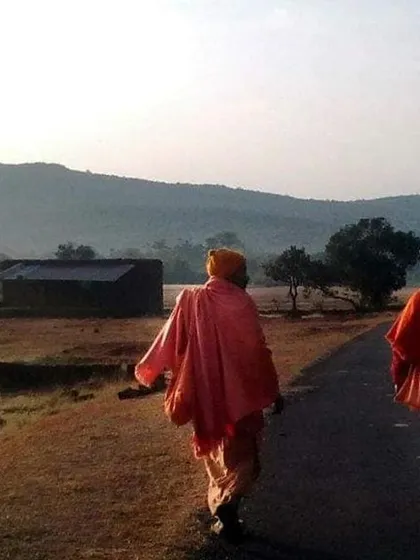 The path of yoga is a journey taken in seclusion, far from the distractions of daily life. The simple, disciplined lifestyle of the ashram, surrounded by nature, allows for a complete immersion into your practice and self-discovery.