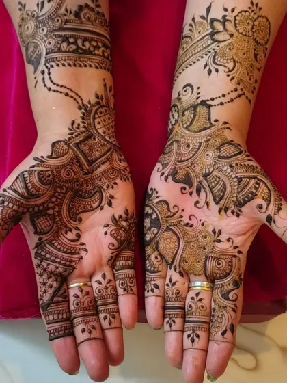 A full view of the simple Indo-Arabic design on both hands. The patterns are similar but not identical, which adds to the charm of this style.