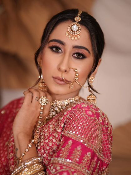 A complete bridal look featuring a heavy, gold-plated Kundan necklace, haath phool, and maang tikka, all available for rent.