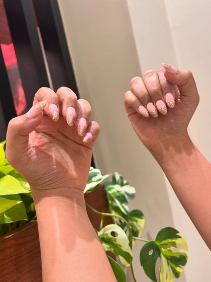 Pink, shimmer, and all the glam! These girly nails are perfect for when you want your hands to sparkle and shine.