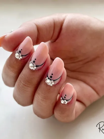 Even simple designs can make a statement. For this look, I used a neutral pink base and added fine black lines with carefully placed crystals for a touch of modern, minimalist elegance.